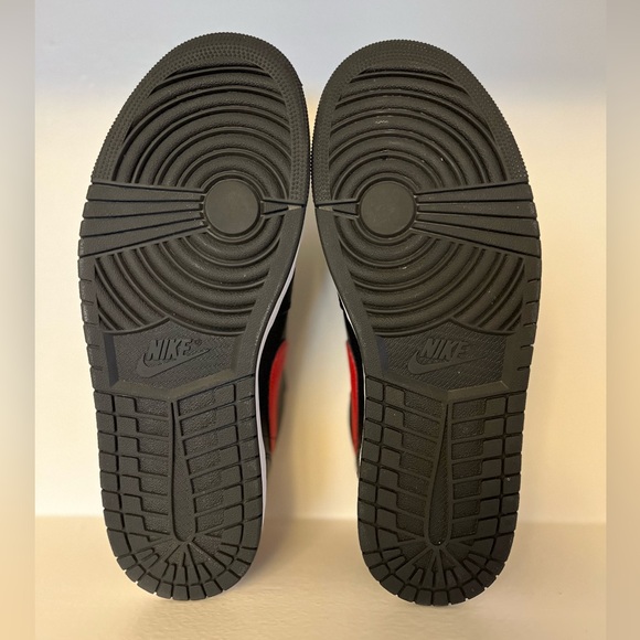 PRICE DROP!🎈Like new Air Jordan 1 Low red and black. - Picture 8 of 9